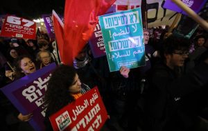 هزاران نفر در تل‌آویو علیه اشغال کرانه باختری تظاهرات کردند