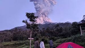 فوران یک کوه آتشفشانی در اندونزی + فیلم