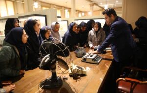 بازدید دانش آموزان از موزه بانک ملی ایران